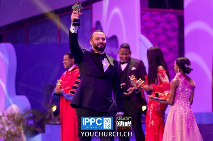Pastor J wird ausgezeichnet mit einem Award für seinen weltweiten Einsatz fürs Evangelium